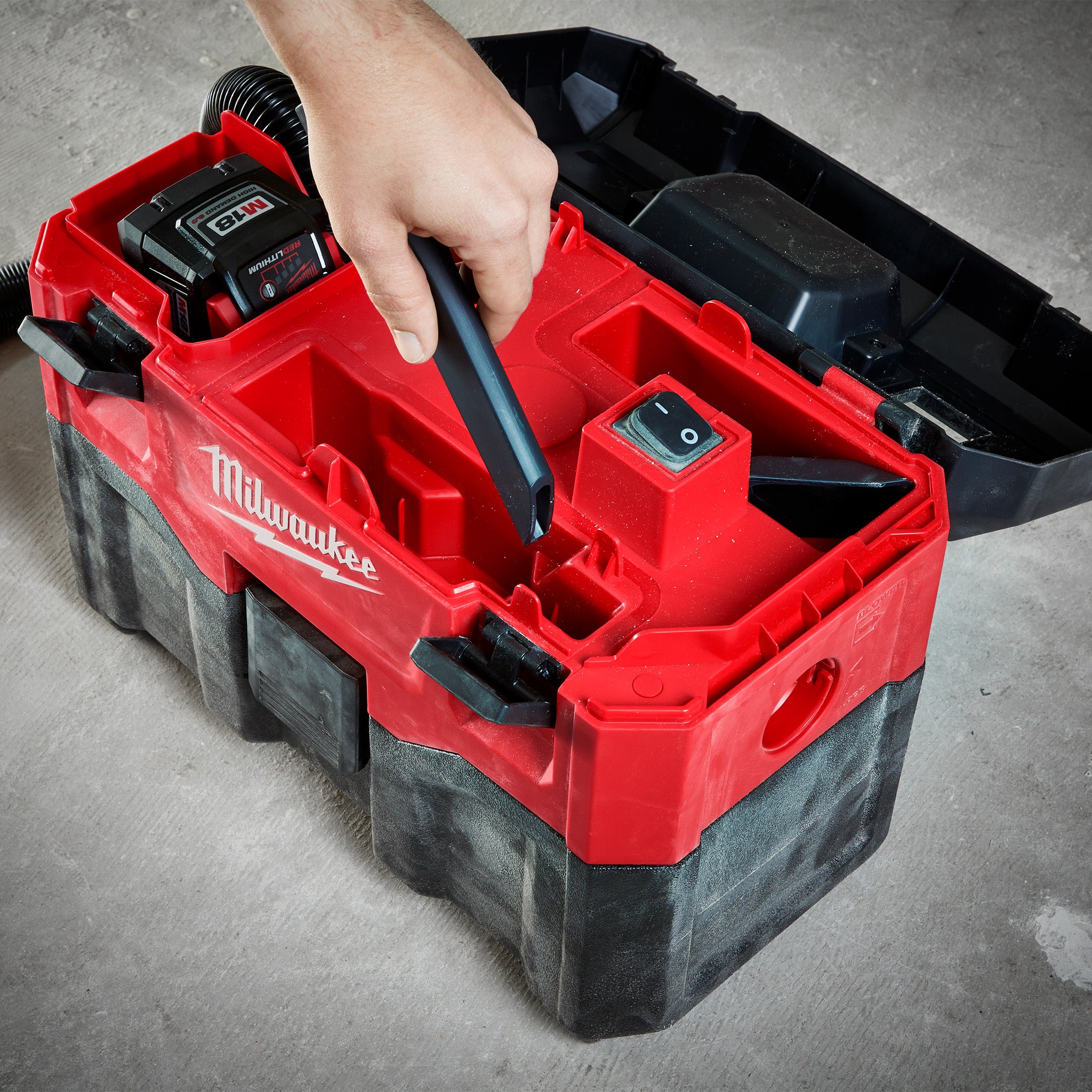 Milwaukee 0880-20 – Aspirateur eau et poussière sans fil au lithium-ion M18 18 V de 7,5 litres (outil seulement)