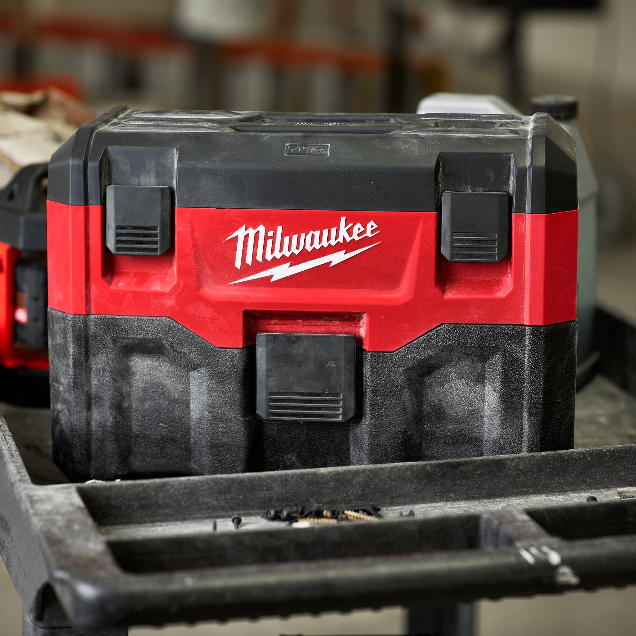 Milwaukee 0880-20 – Aspirateur eau et poussière sans fil au lithium-ion M18 18 V de 7,5 litres (outil seulement)