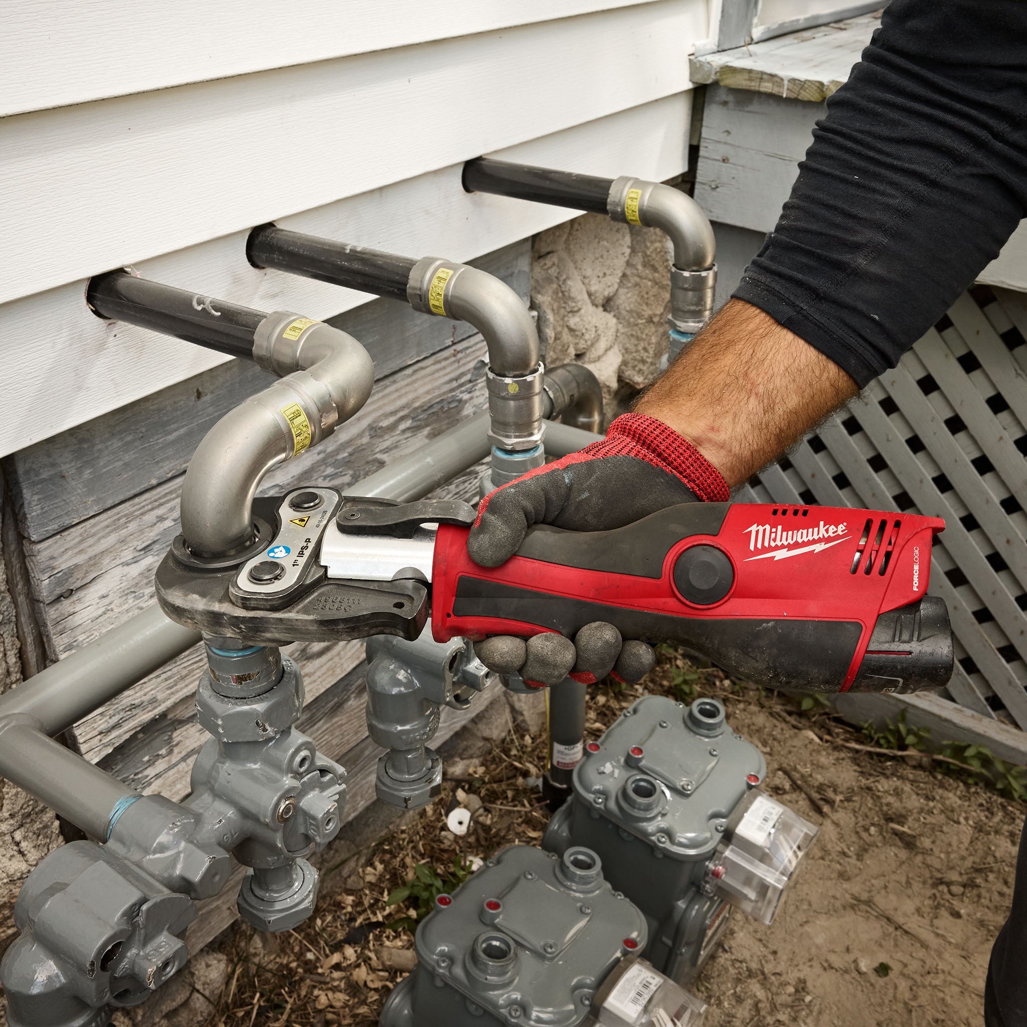 Milwaukee 2473-22 - M12 12V Li-Ion Force Logic Cordless Press Tool Kit w/ 3 jaws with (2) 1.5 Ah Battery and Hard Case