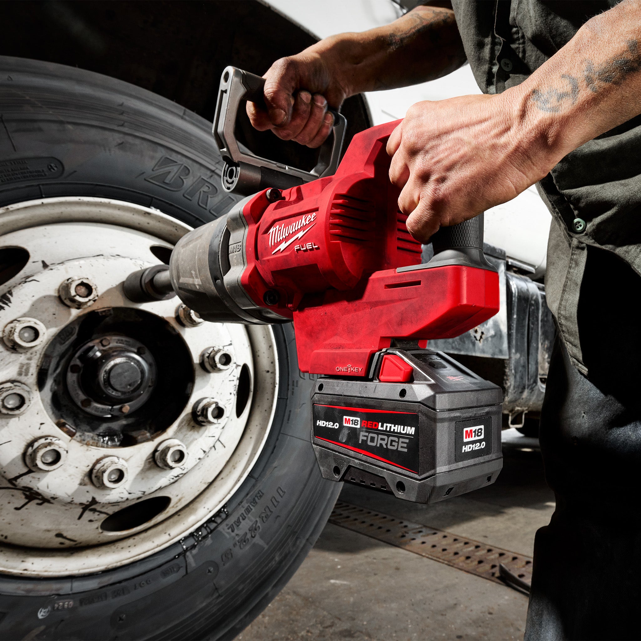 Milwaukee 2869-22HD - M18 FUEL 18V Li-Ion Cordless 1 in. Impact Wrench Extended Reach D-Handle Kit w/(2) 12.0 Ah Batteries