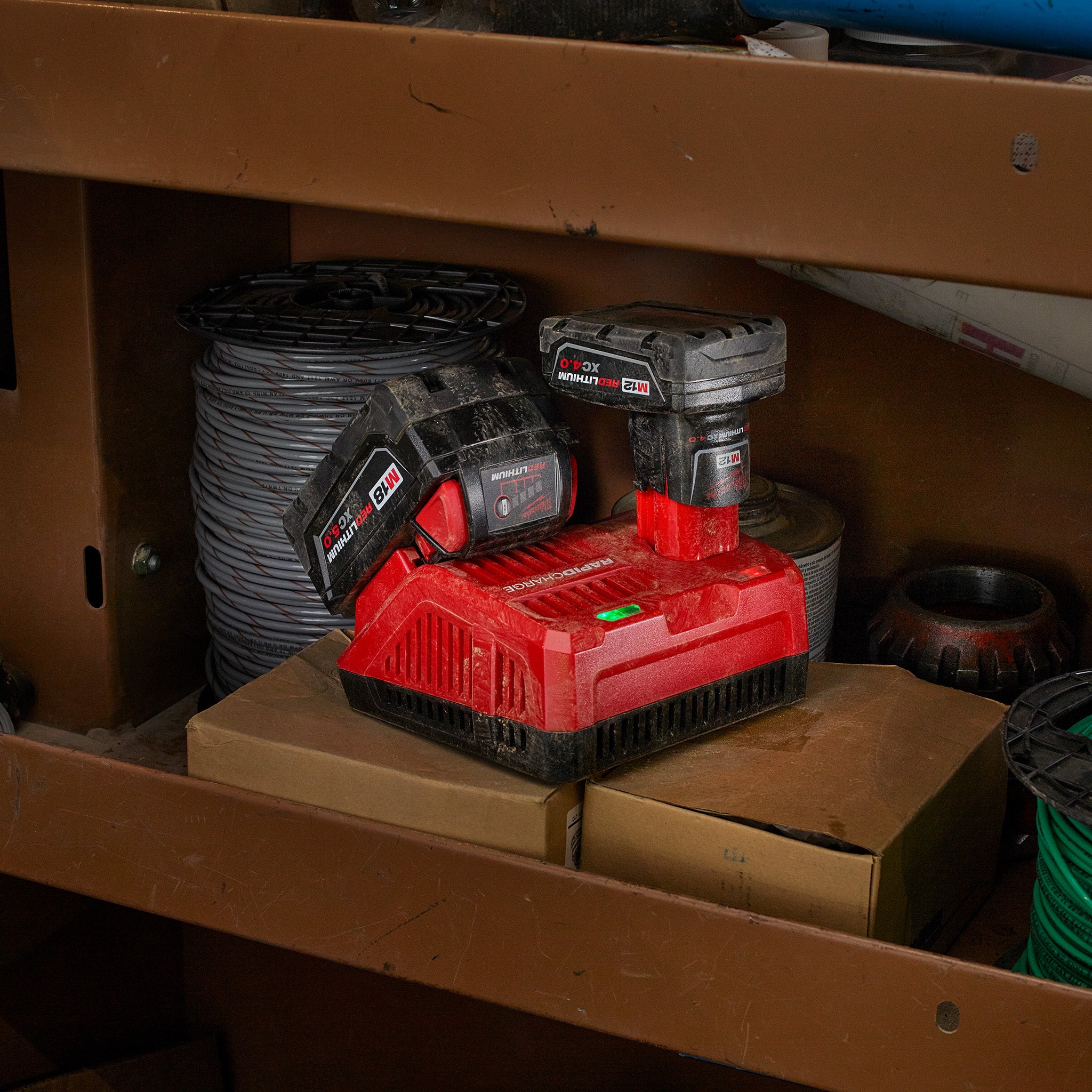 Milwaukee 48-59-1808 - Chargeur rapide multi-tension pour batteries lithium-ion M12/M18 12V/18V