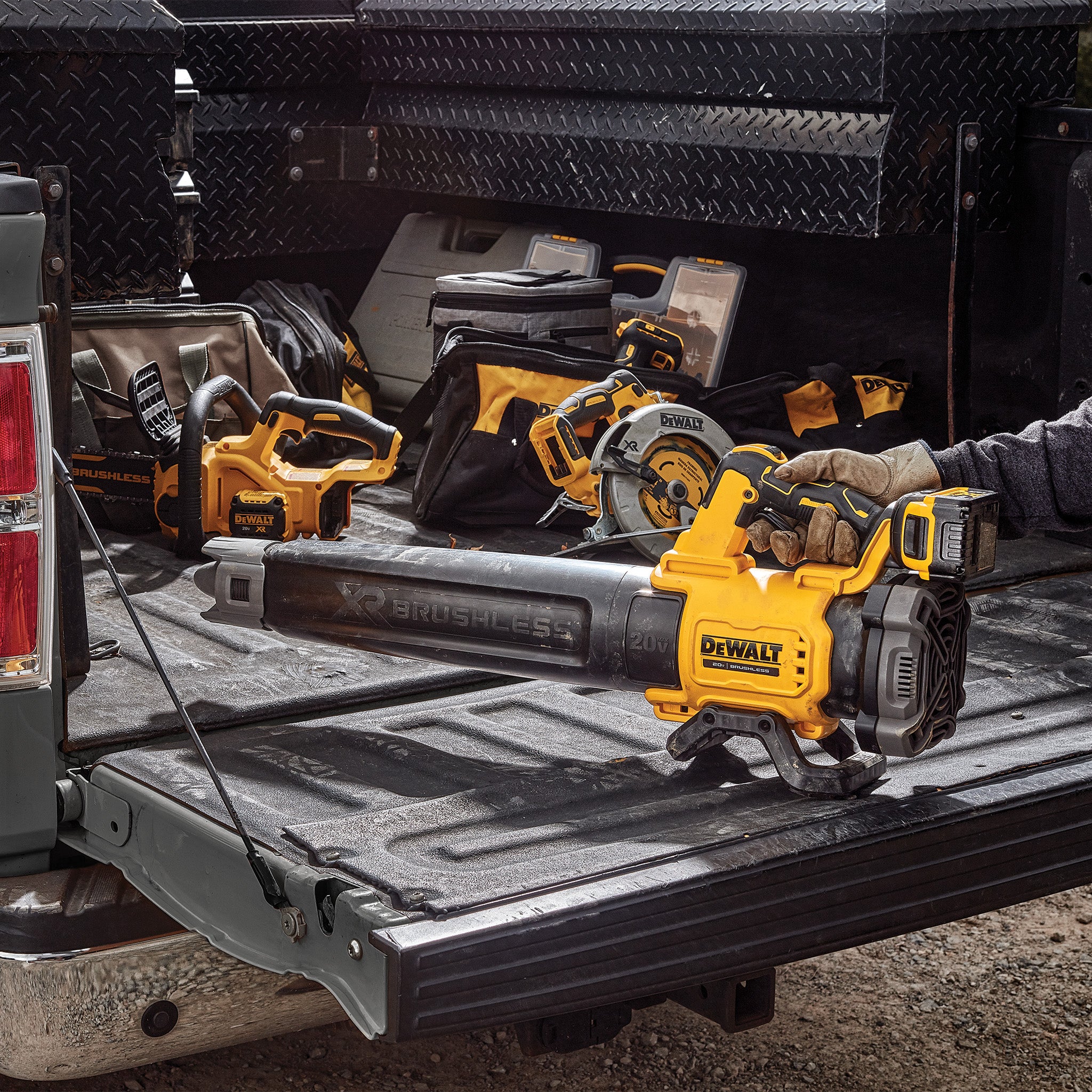 DEWALT DCBL722P1 - 20V MAX XR Lithium-Ion Cordless Brushless Handheld Leaf Blower with 5Ah Battery and Charger