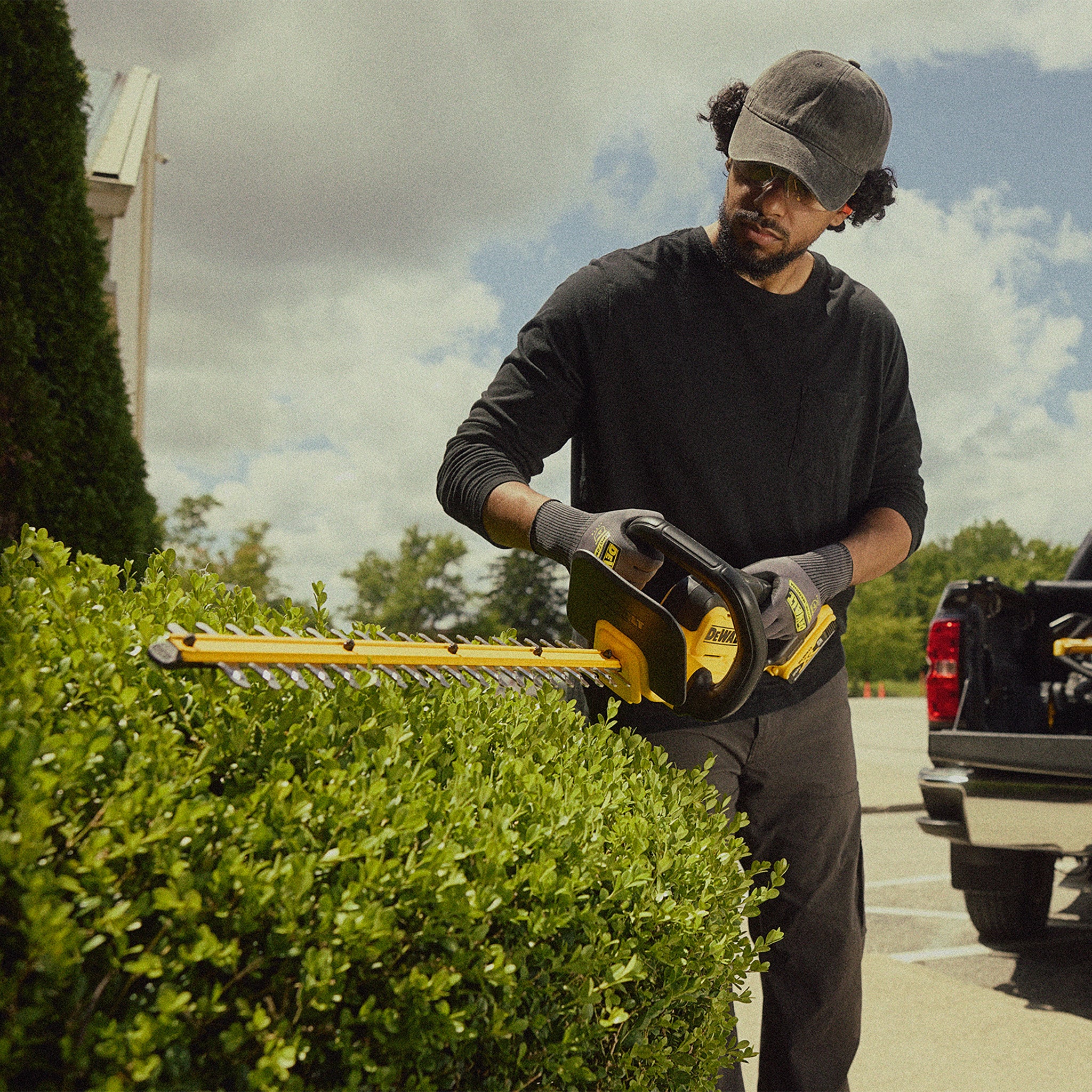 DEWALT DCHT821B - 20V 22-inch Cordless Hedge Trimmer