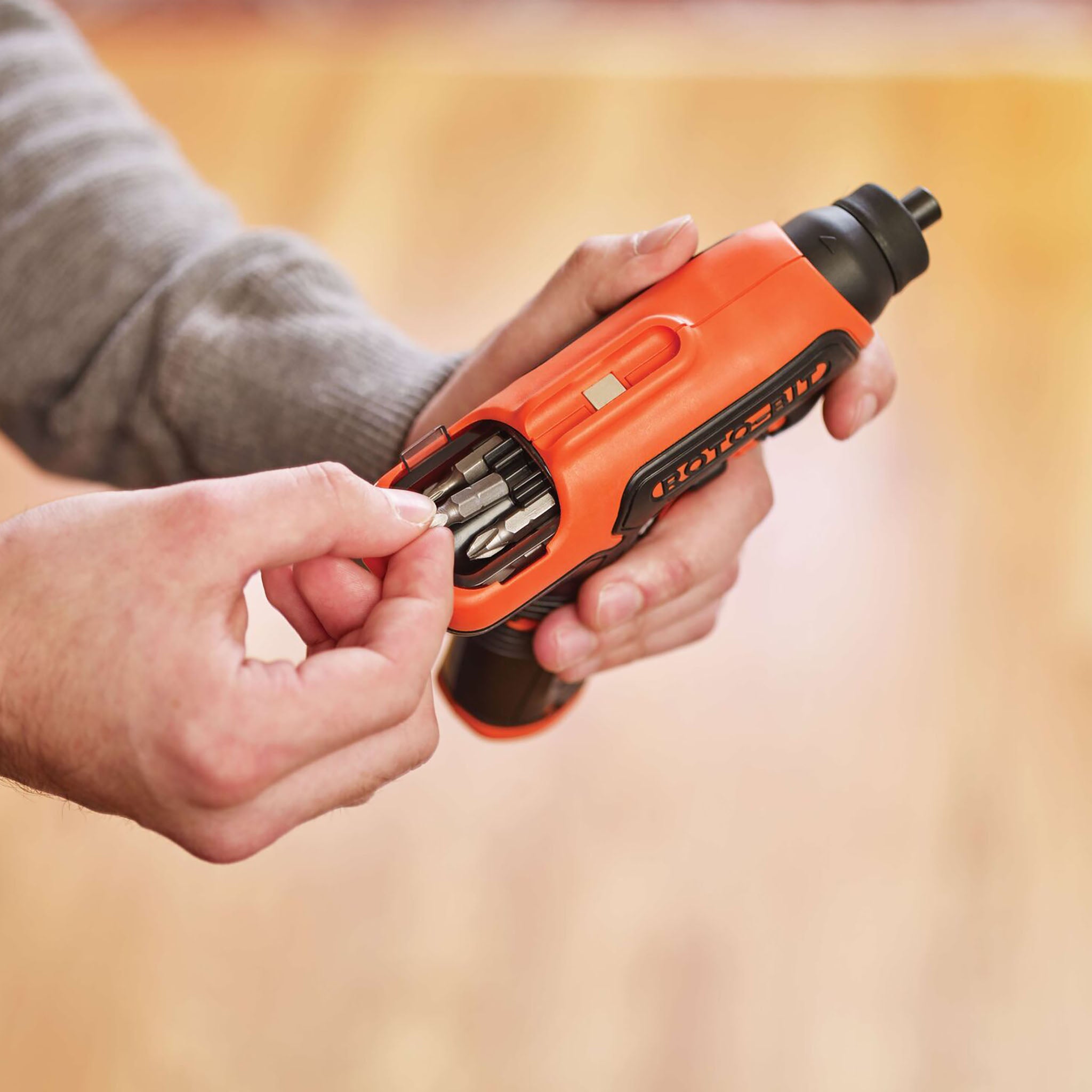 BLACK+DECKER BDCS50C - 4V MAX Cordless Screwdriver w/ Bit Storage