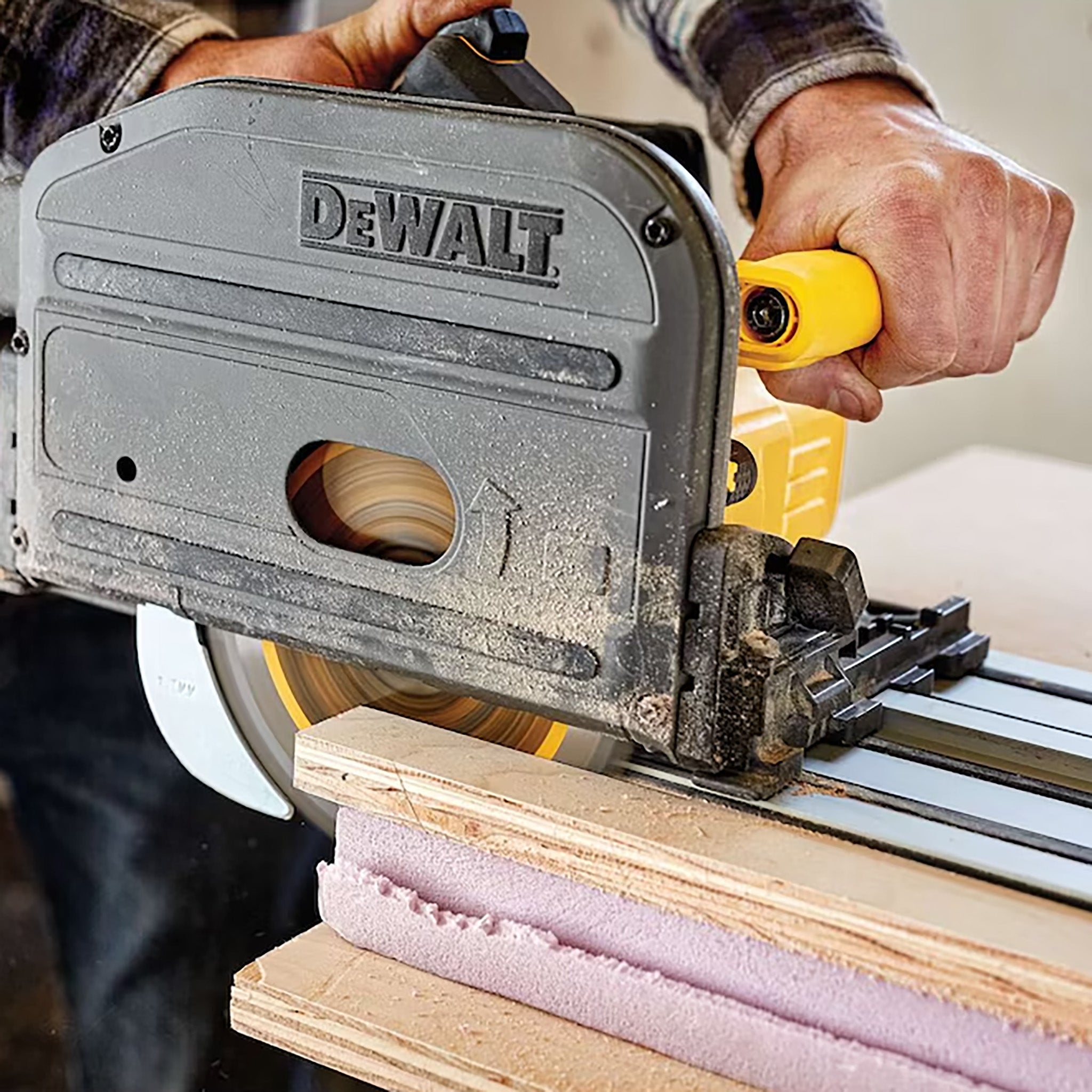 DEWALT DCS520T1 - Scie circulaire plongeante sans fil 60V MAX FLEXVOLT Lithium-Ion sans balais 6-1/2 po avec batterie 6Ah, chargeur et étui