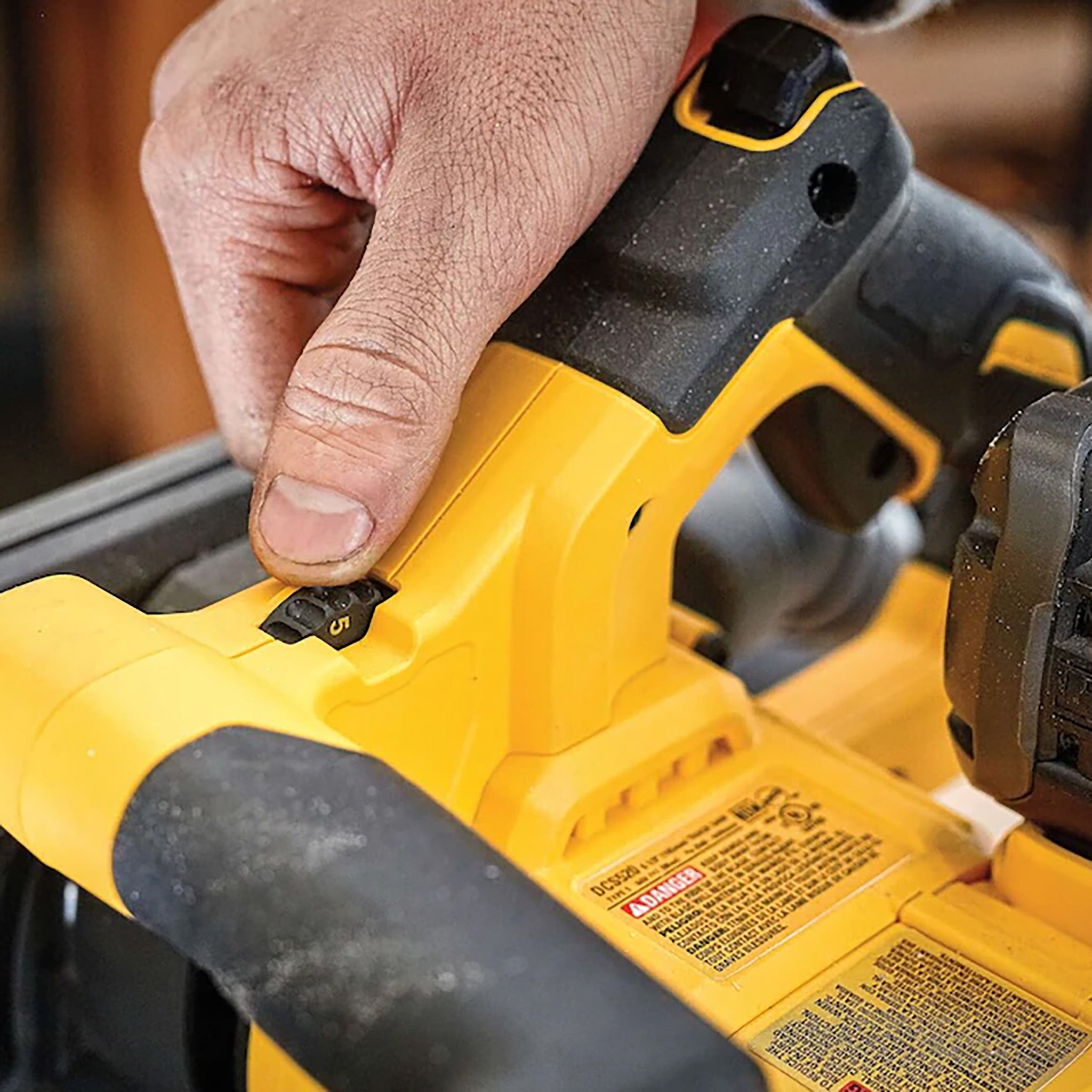 DEWALT DCS520T1 - Scie circulaire plongeante sans fil 60V MAX FLEXVOLT Lithium-Ion sans balais 6-1/2 po avec batterie 6Ah, chargeur et étui