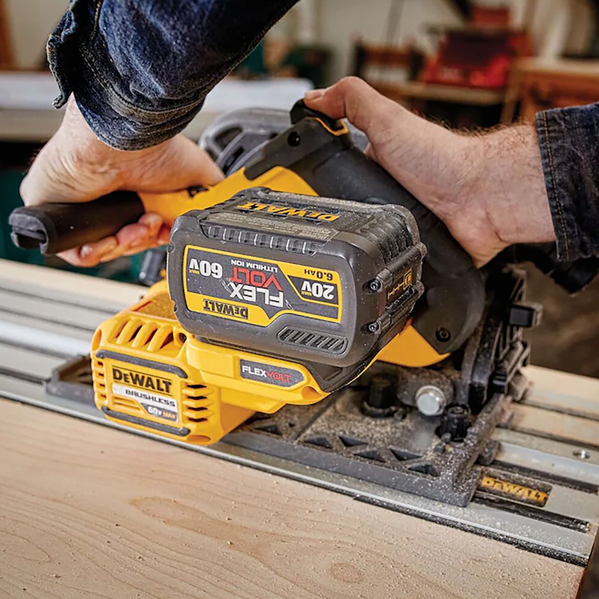 DEWALT DCS520T1 - Scie circulaire plongeante sans fil 60V MAX FLEXVOLT Lithium-Ion sans balais 6-1/2 po avec batterie 6Ah, chargeur et étui